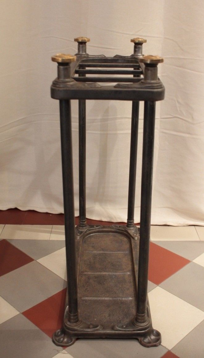Portaombrelli e bastoni in ferro e ottone in stile Art Nouveau, 1900 ca.