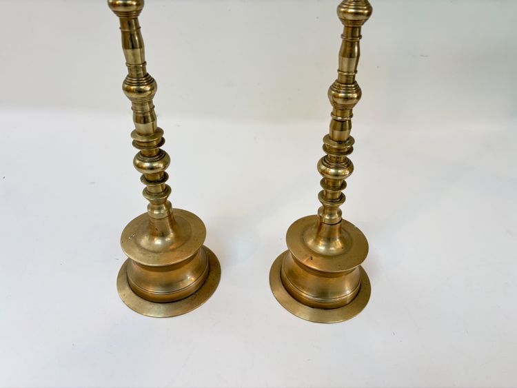 COPPIA DI CANDELIERI IN OTTONE.