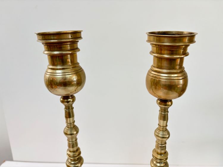 COPPIA DI CANDELIERI IN OTTONE.