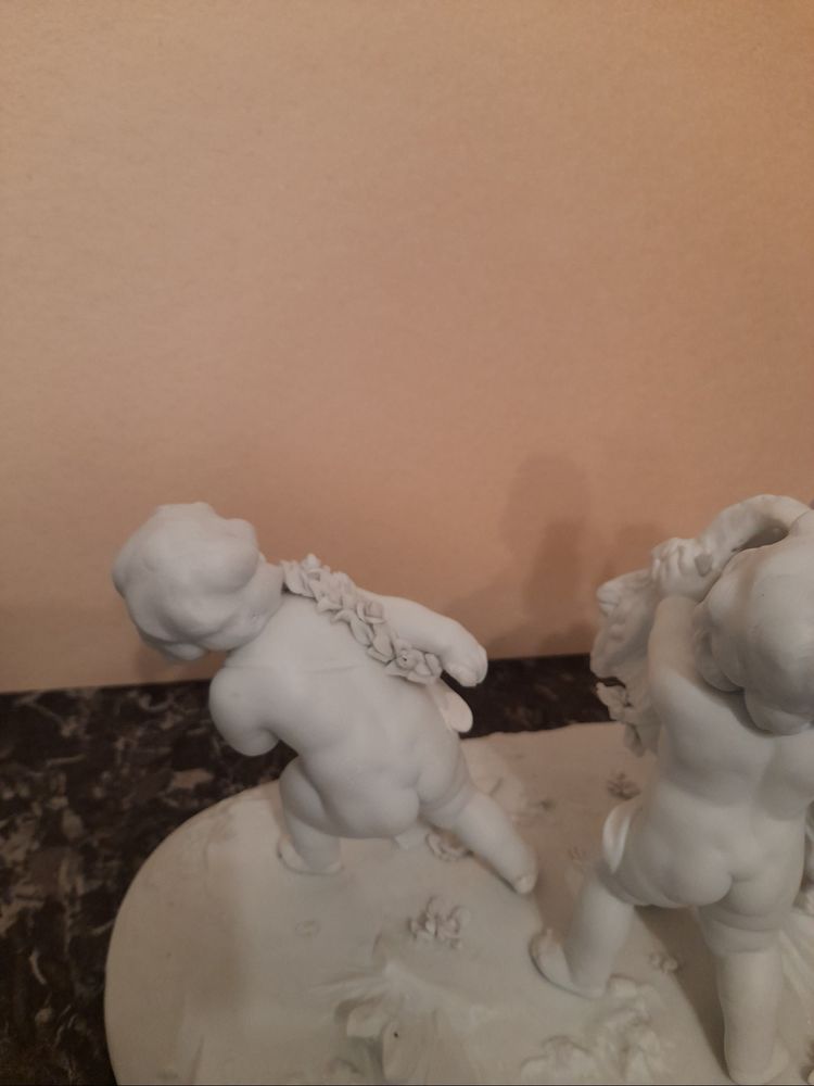 Groupe en biscuit  animé  de putti avec un bouc style Sevres