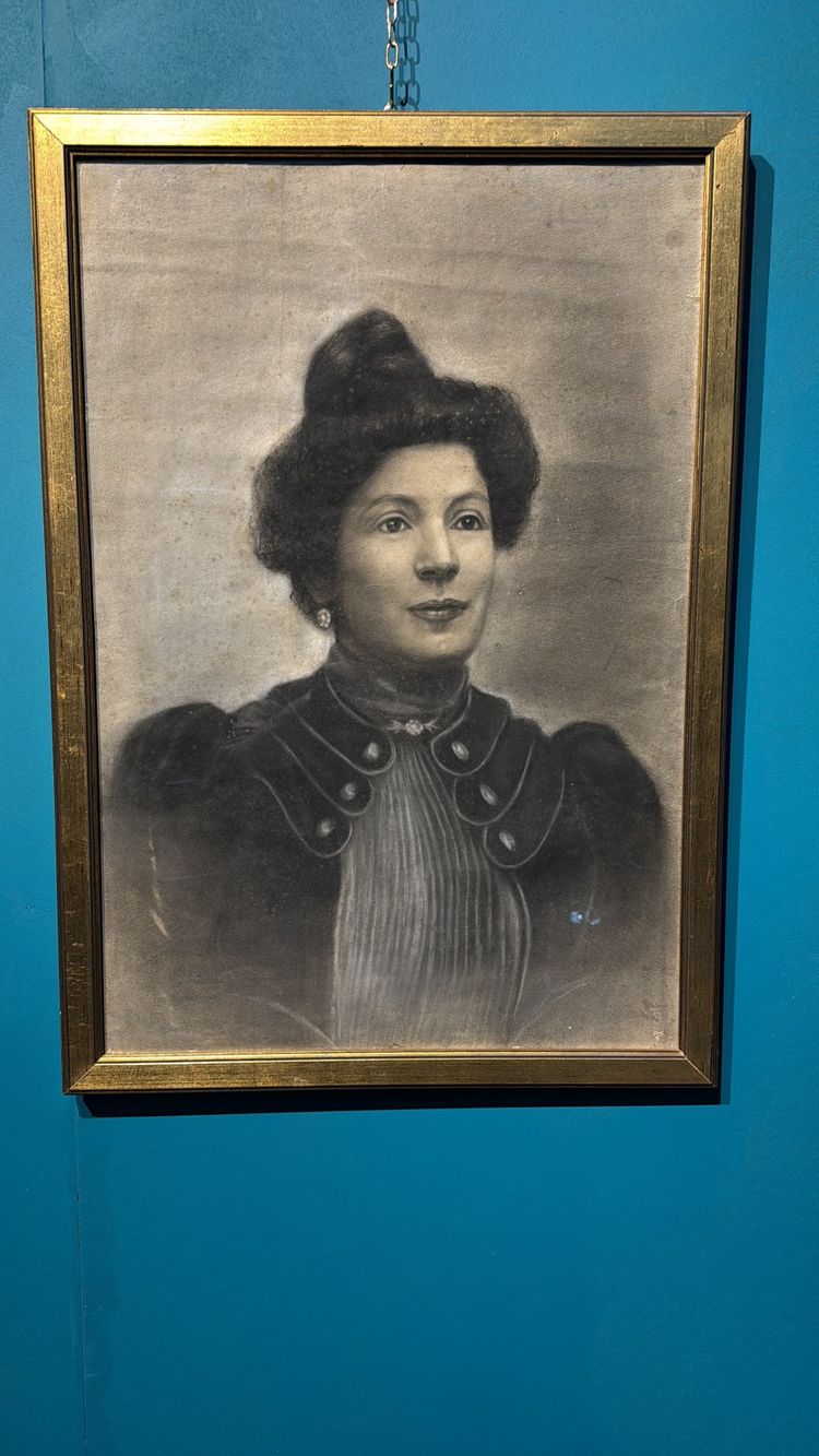 Antico stupendo ritratto realizzato a carboncino su carta, di dama Liberty 1920, 81x58cm. 