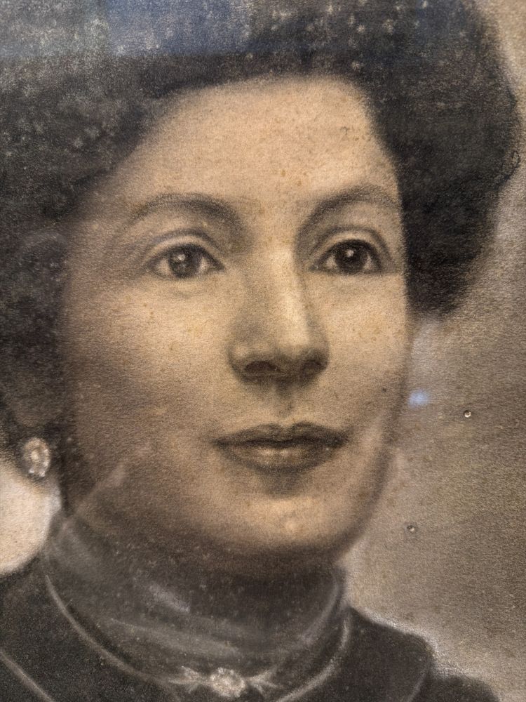 Antico stupendo ritratto realizzato a carboncino su carta, di dama Liberty 1920, 81x58cm. 