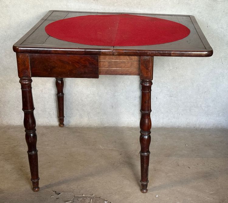 Tavolo da gioco impiallacciato in mogano