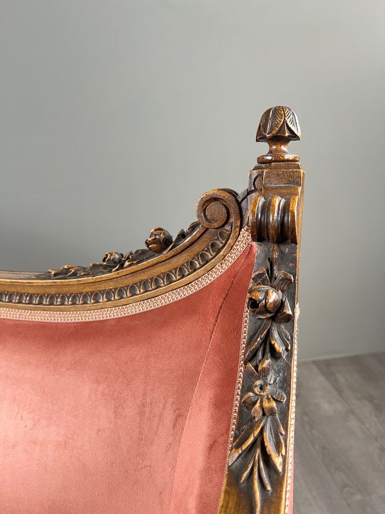 Canapé de style Louis XVI en bois sculpté et velours, XXe Siècle