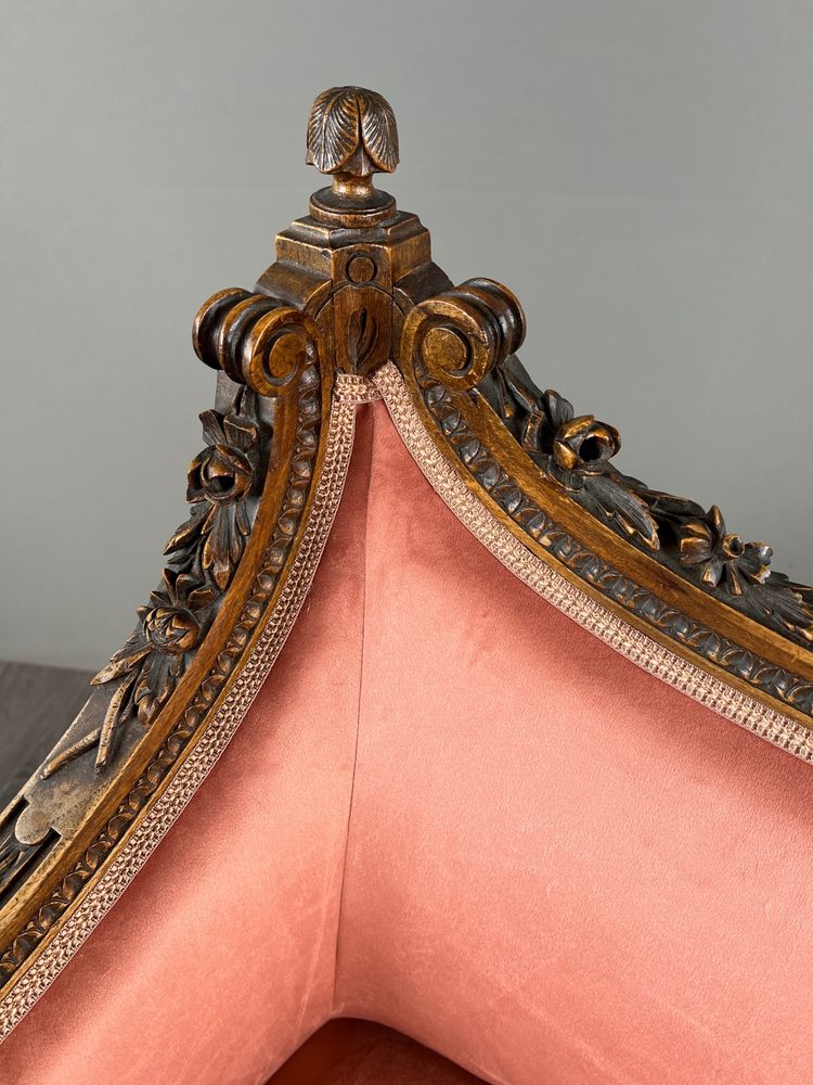 Canapé de style Louis XVI en bois sculpté et velours, XXe Siècle