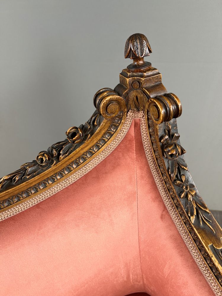 Canapé de style Louis XVI en bois sculpté et velours, XXe Siècle