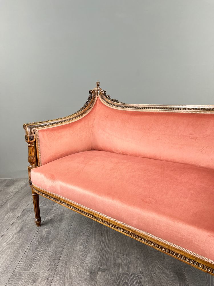 Canapé de style Louis XVI en bois sculpté et velours, XXe Siècle