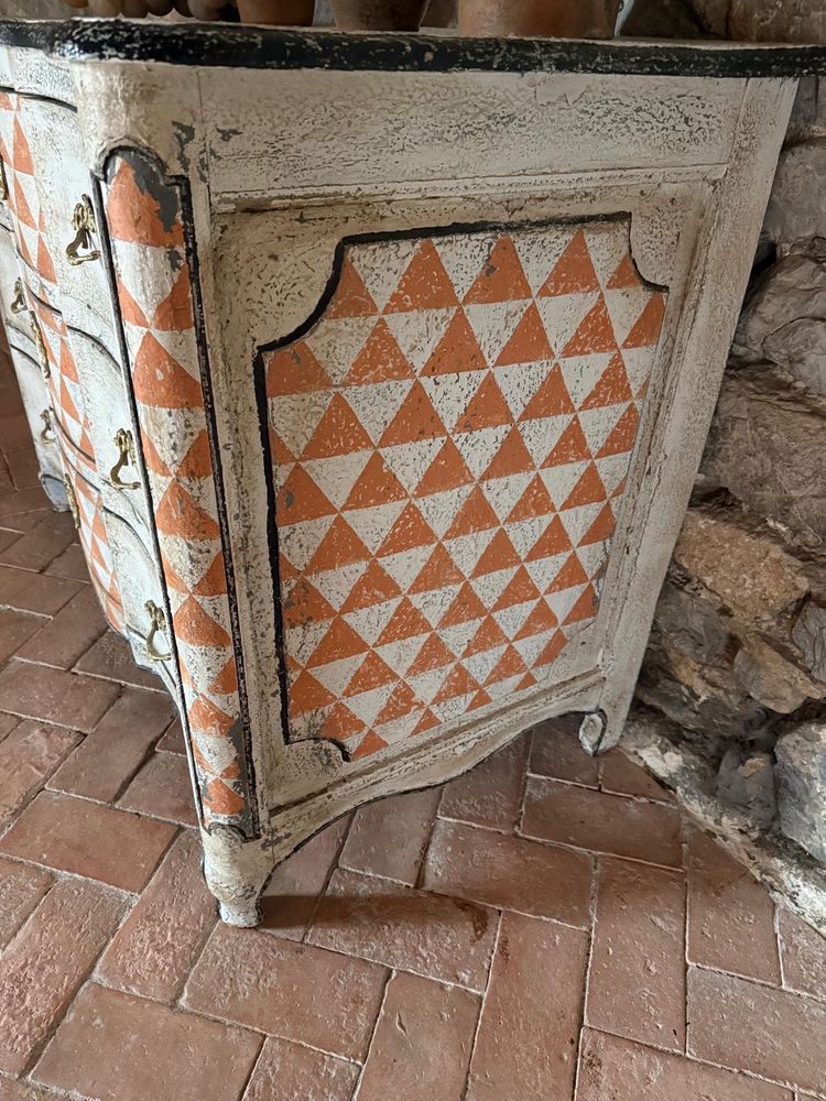 Commode galbée Louis XV datant du 18e siècle 