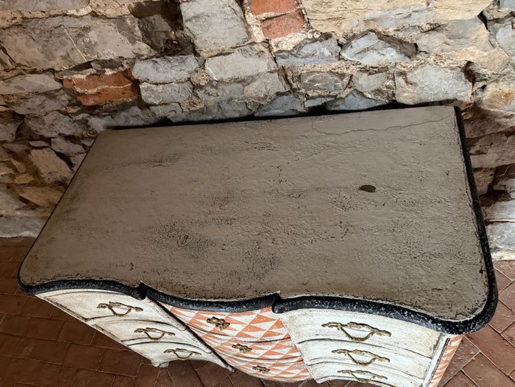 Commode galbée Louis XV datant du 18e siècle 