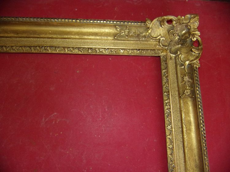 Cornice del XIX secolo in legno dorato.