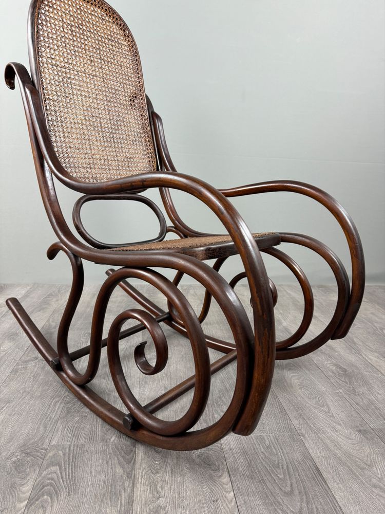 Fauteuil à bascule en bois courbé de style Thonet, XXe Siècle