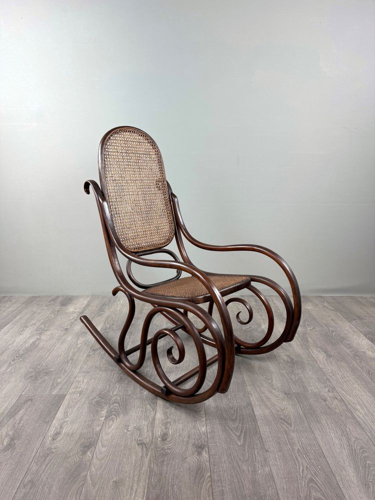 Fauteuil à bascule en bois courbé de style Thonet, XXe Siècle