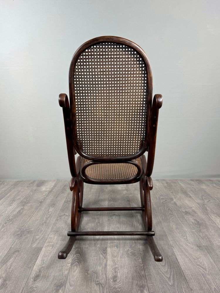 Fauteuil à bascule en bois courbé de style Thonet, XXe Siècle