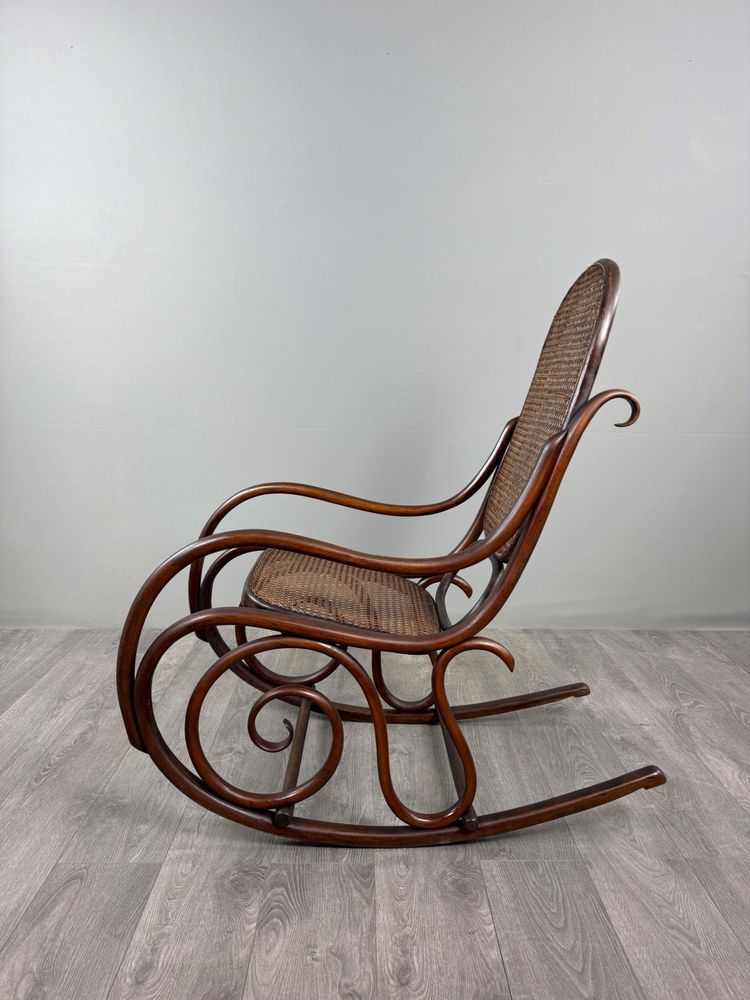 Fauteuil à bascule en bois courbé de style Thonet, XXe Siècle