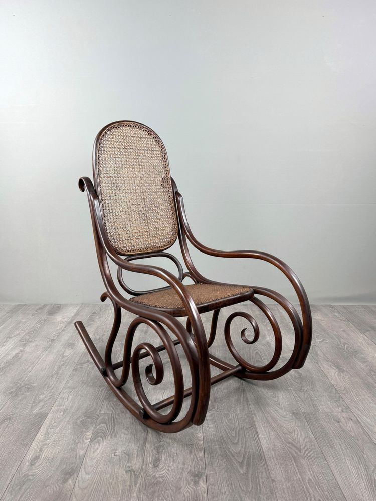 Fauteuil à bascule en bois courbé de style Thonet, XXe Siècle