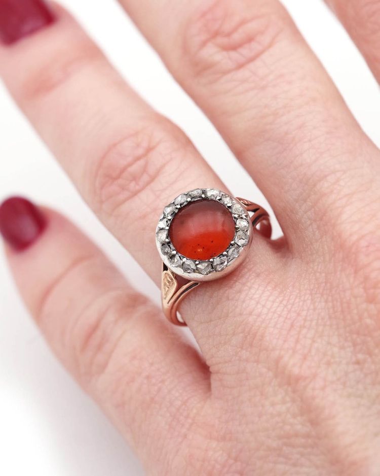 Antiker Karneolring mit Diamanten, 18 Karat Gold und Silber
