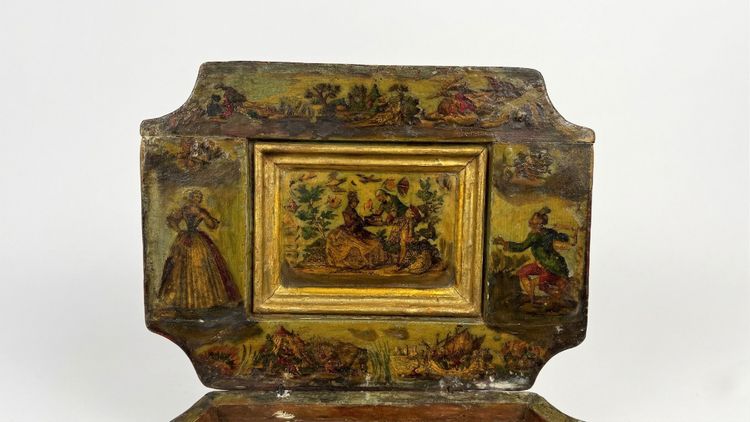 Wooden box lacquered in polychrome and poor art, Venice, 18th century