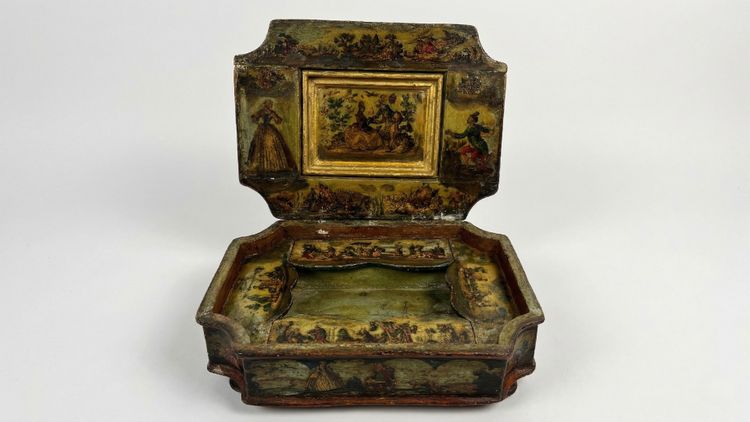 Wooden box lacquered in polychrome and poor art, Venice, 18th century