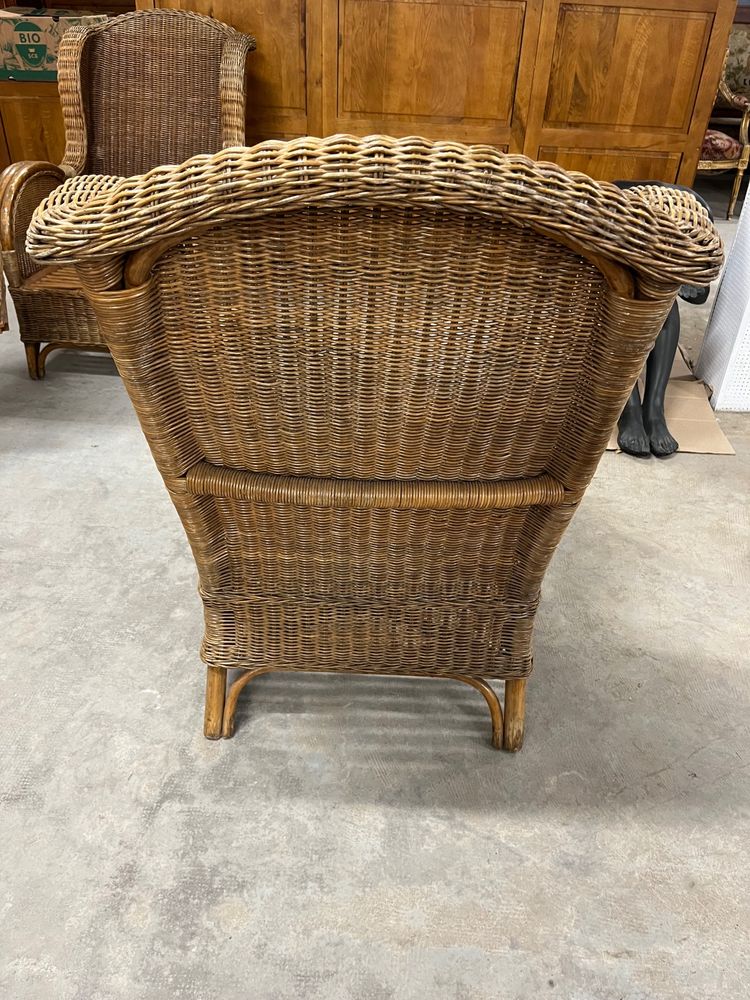 Zwei Ohrensessel aus Rattan und Bambus