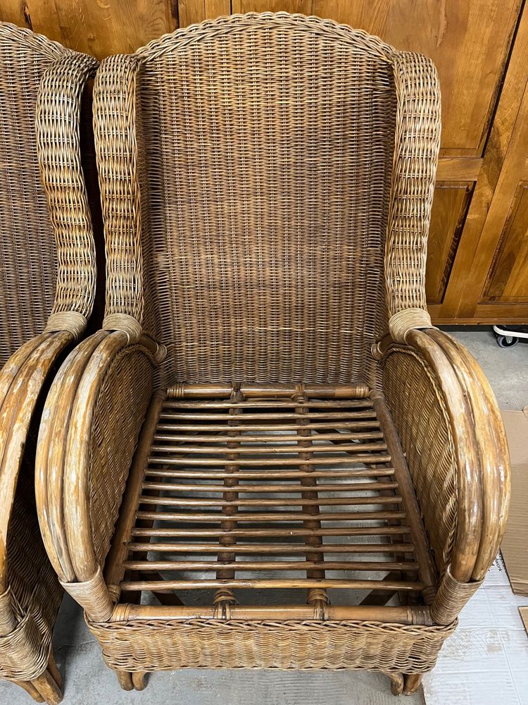 Zwei Ohrensessel aus Rattan und Bambus
