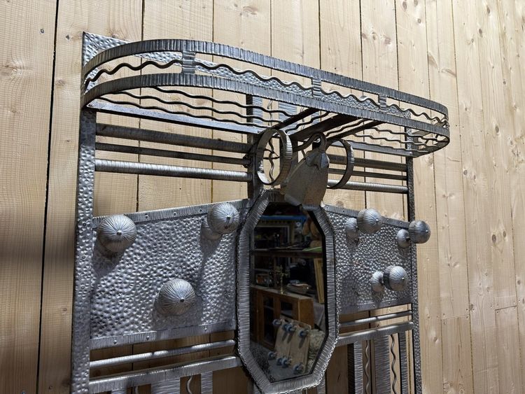 Art-Déco-Garderobe aus gehämmertem Eisen