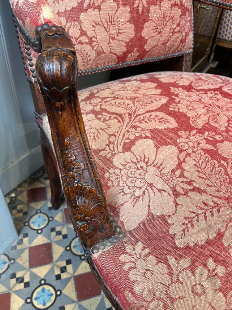 Fauteuil en noyé sculpté 