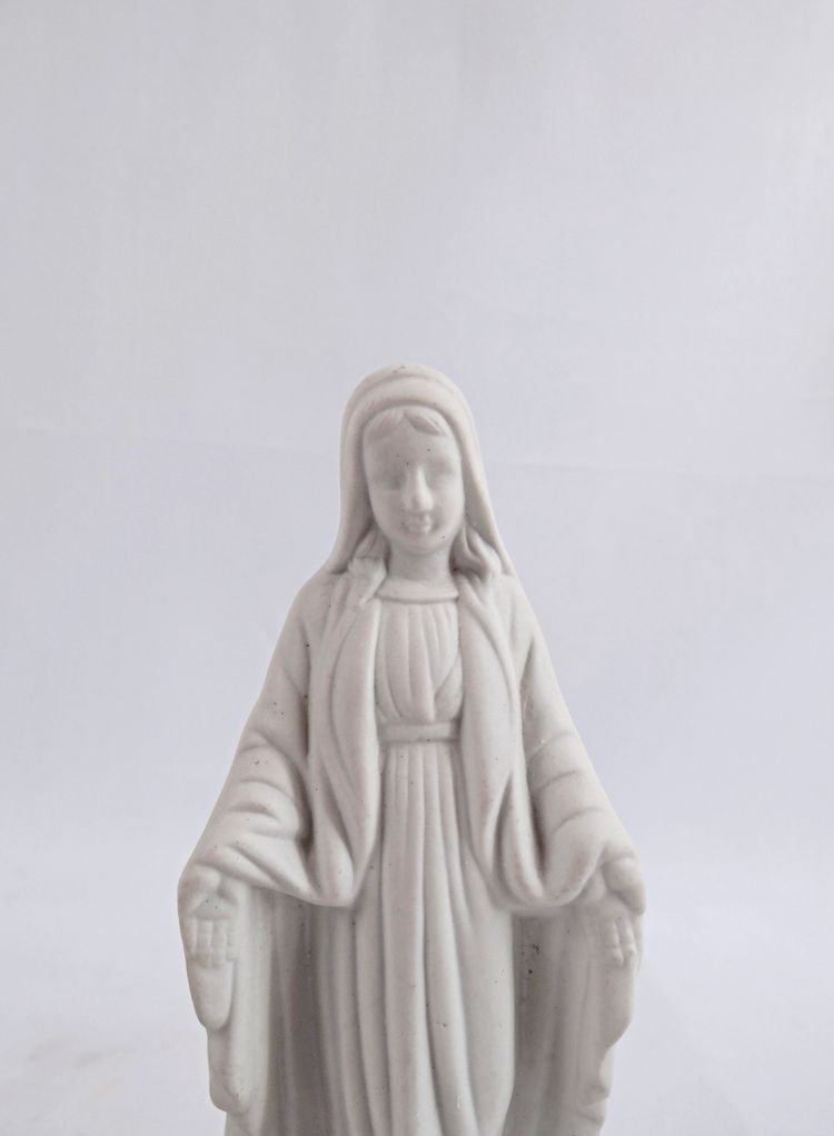 Art-Deco-Statue der Unbefleckten Jungfrau Maria aus Biskuitporzellan, frühes 20. Jahrhundert