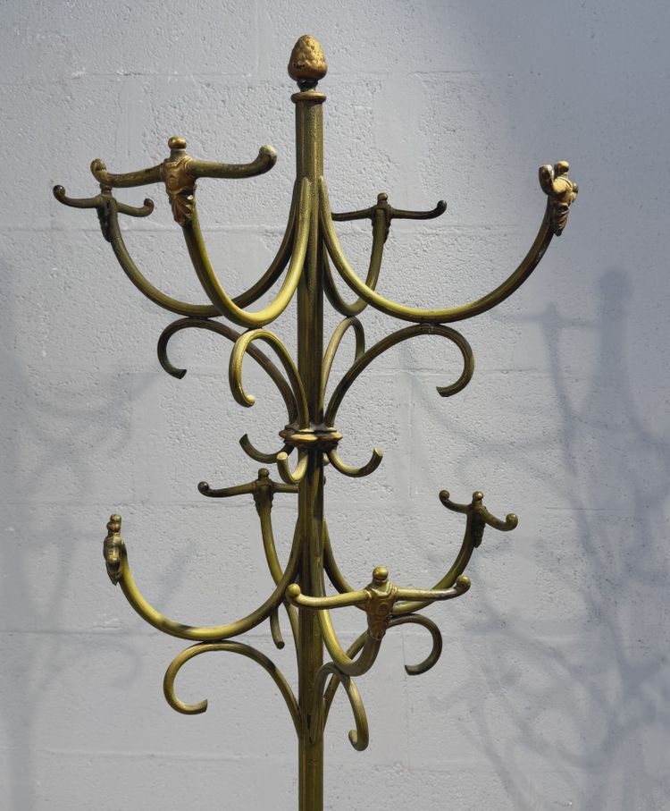 Appendiabiti autoportante in ferro battuto con decorazioni traforate. Periodo Art Nouveau.