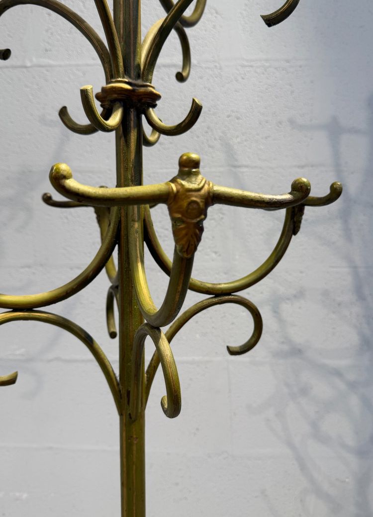 Appendiabiti autoportante in ferro battuto con decorazioni traforate. Periodo Art Nouveau.