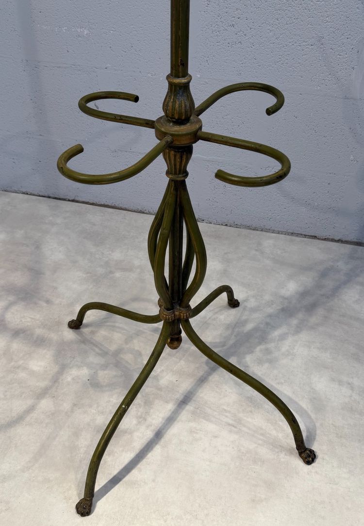 Appendiabiti autoportante in ferro battuto con decorazioni traforate. Periodo Art Nouveau.