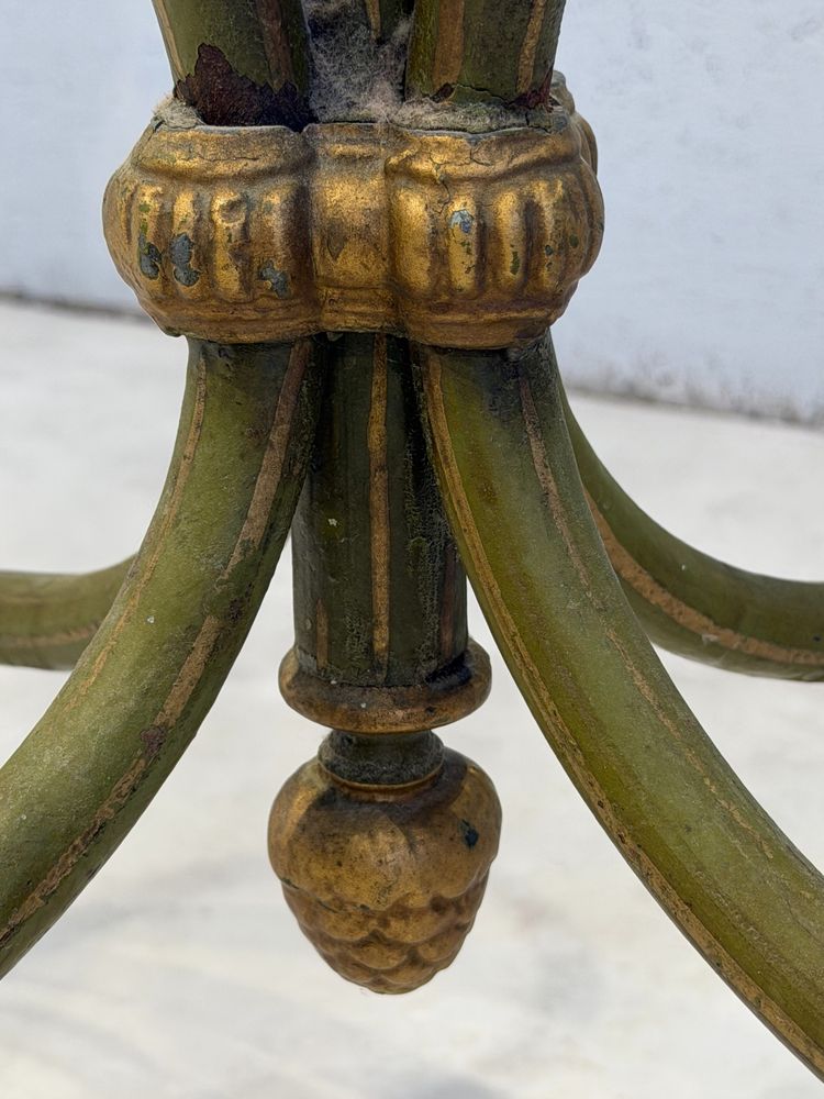 Appendiabiti autoportante in ferro battuto con decorazioni traforate. Periodo Art Nouveau.