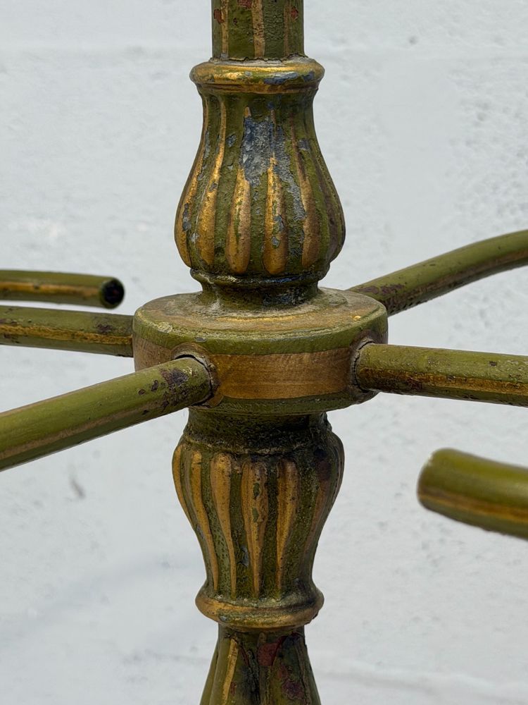 Appendiabiti autoportante in ferro battuto con decorazioni traforate. Periodo Art Nouveau.