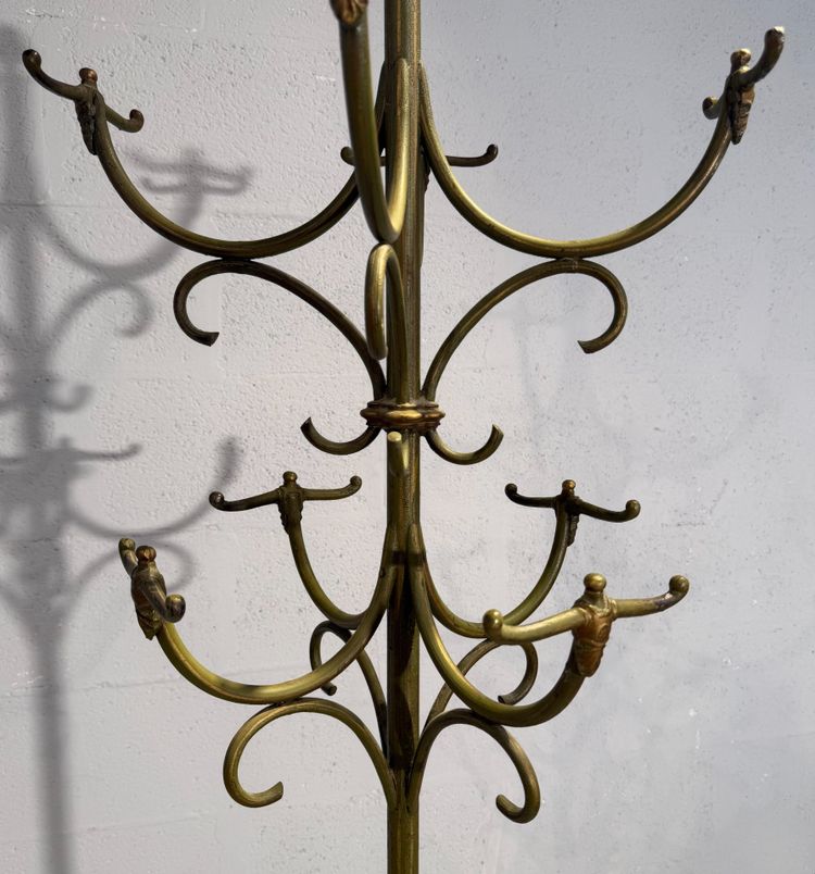 Appendiabiti autoportante in ferro battuto con decorazioni traforate. Periodo Art Nouveau.