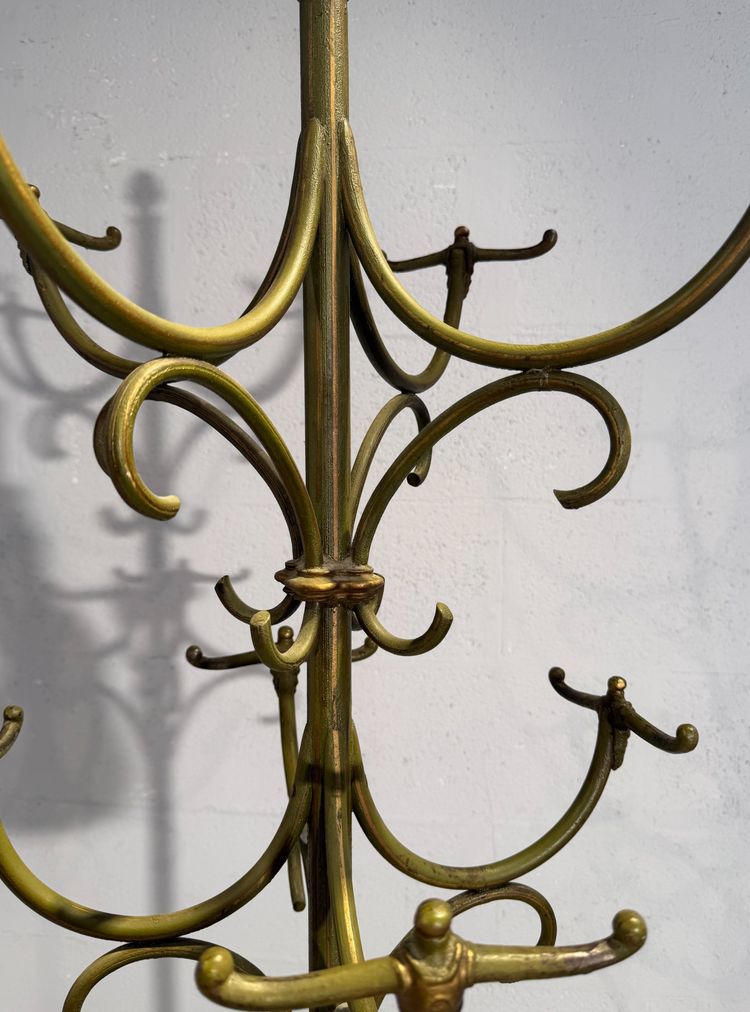Appendiabiti autoportante in ferro battuto con decorazioni traforate. Periodo Art Nouveau.