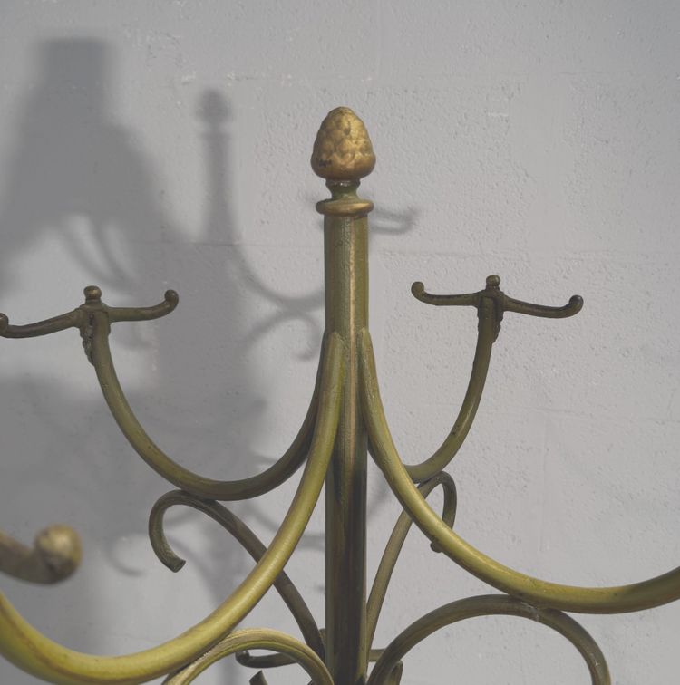 Appendiabiti autoportante in ferro battuto con decorazioni traforate. Periodo Art Nouveau.