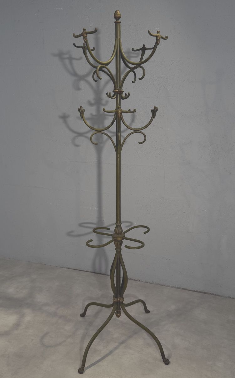Appendiabiti autoportante in ferro battuto con decorazioni traforate. Periodo Art Nouveau.