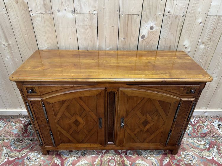 Sideboard aus Kirschholz im Jagdstil