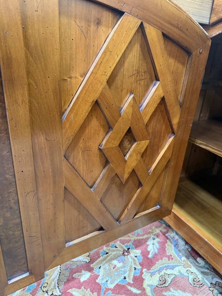 Sideboard aus Kirschholz im Jagdstil