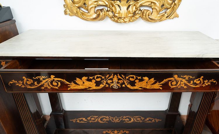 Consolle antica finemente intarsiata con marmo statuario bianco proveniente dalla Sicilia, XIX secolo.