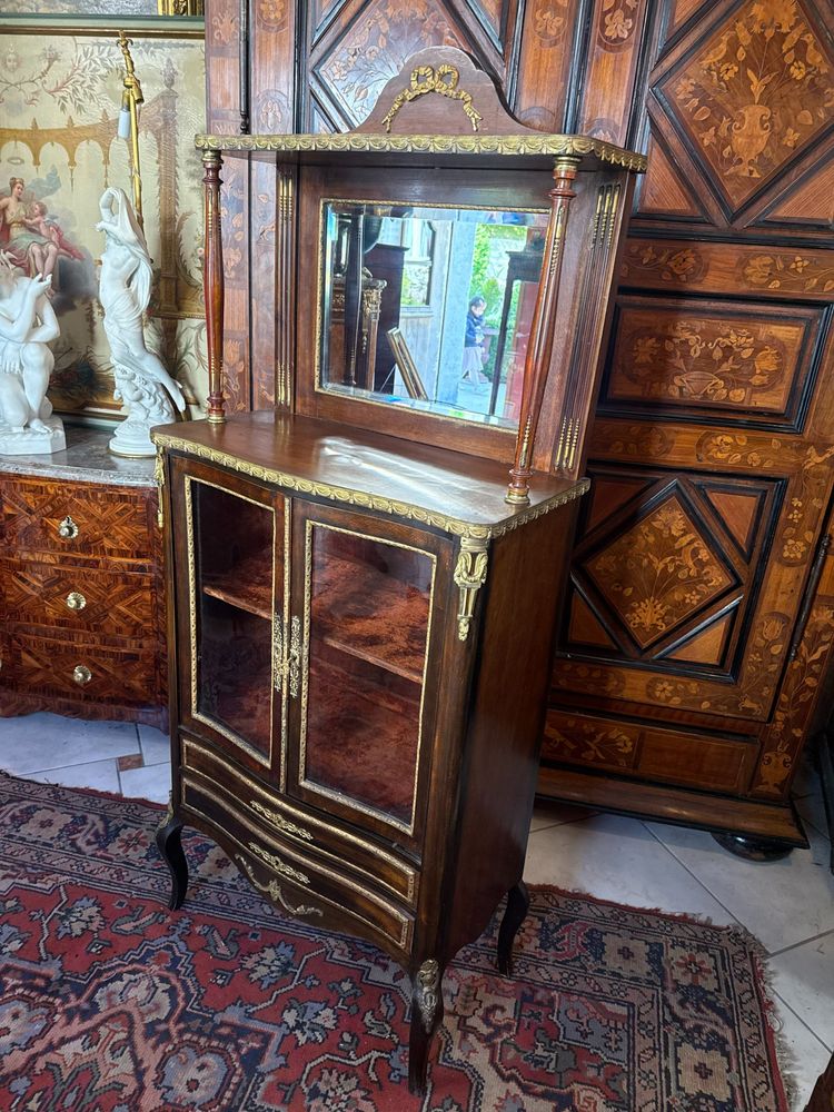 Mahagoni-Sideboard im Stil Louis XVI., das als Vitrine mit Ablagefläche dient.