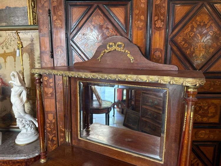 Mahagoni-Sideboard im Stil Louis XVI., das als Vitrine mit Ablagefläche dient.