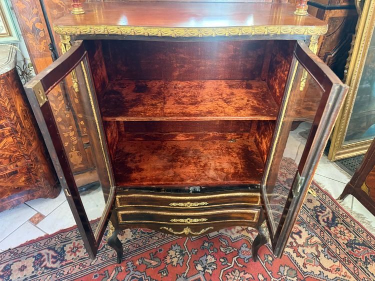 Mahagoni-Sideboard im Stil Louis XVI., das als Vitrine mit Ablagefläche dient.