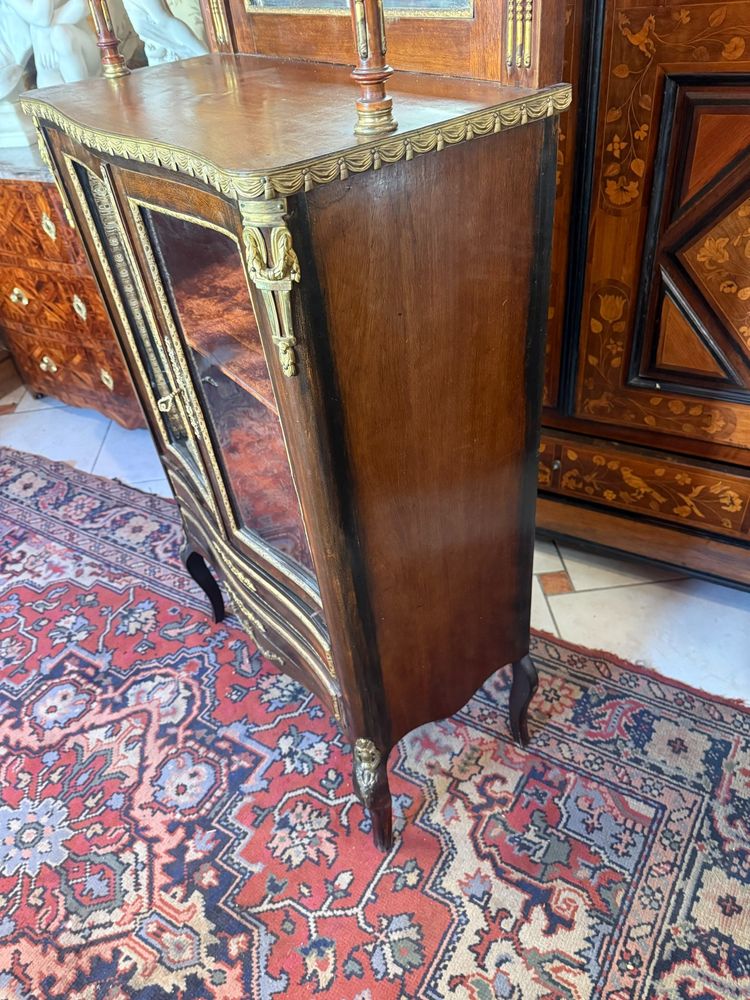Mahagoni-Sideboard im Stil Louis XVI., das als Vitrine mit Ablagefläche dient.