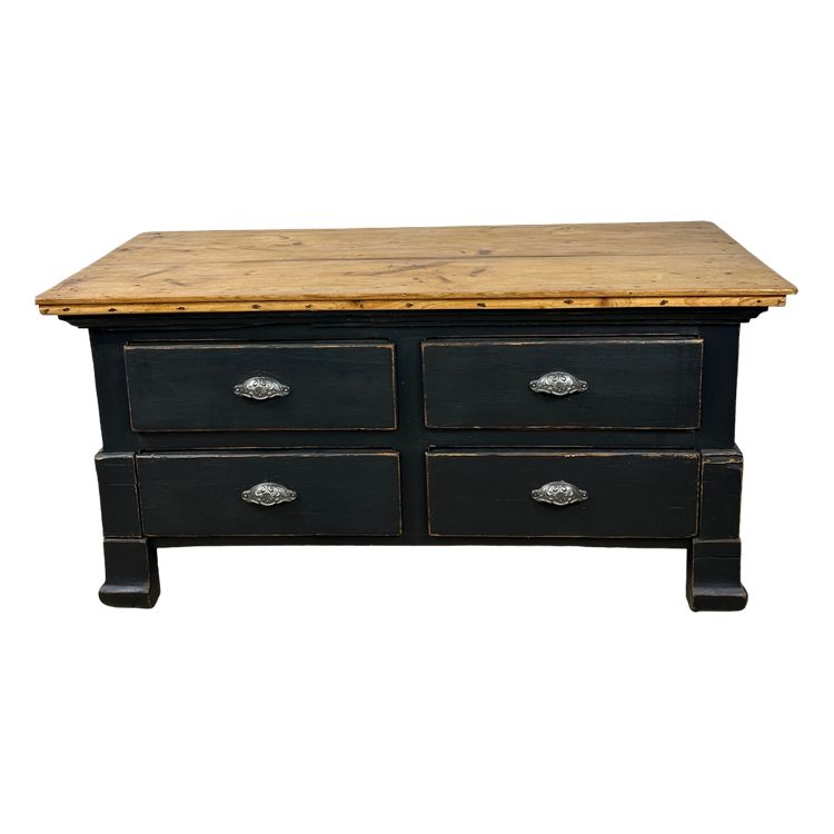 Commode basse en pichepin et patine gris foncé début XXeme