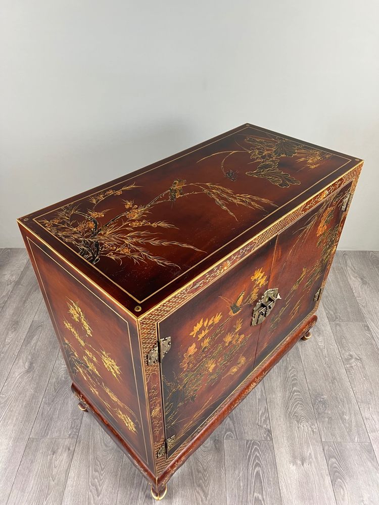 Cabinet chinois laqué à décor de fleurs et oiseaux, XXe siècle