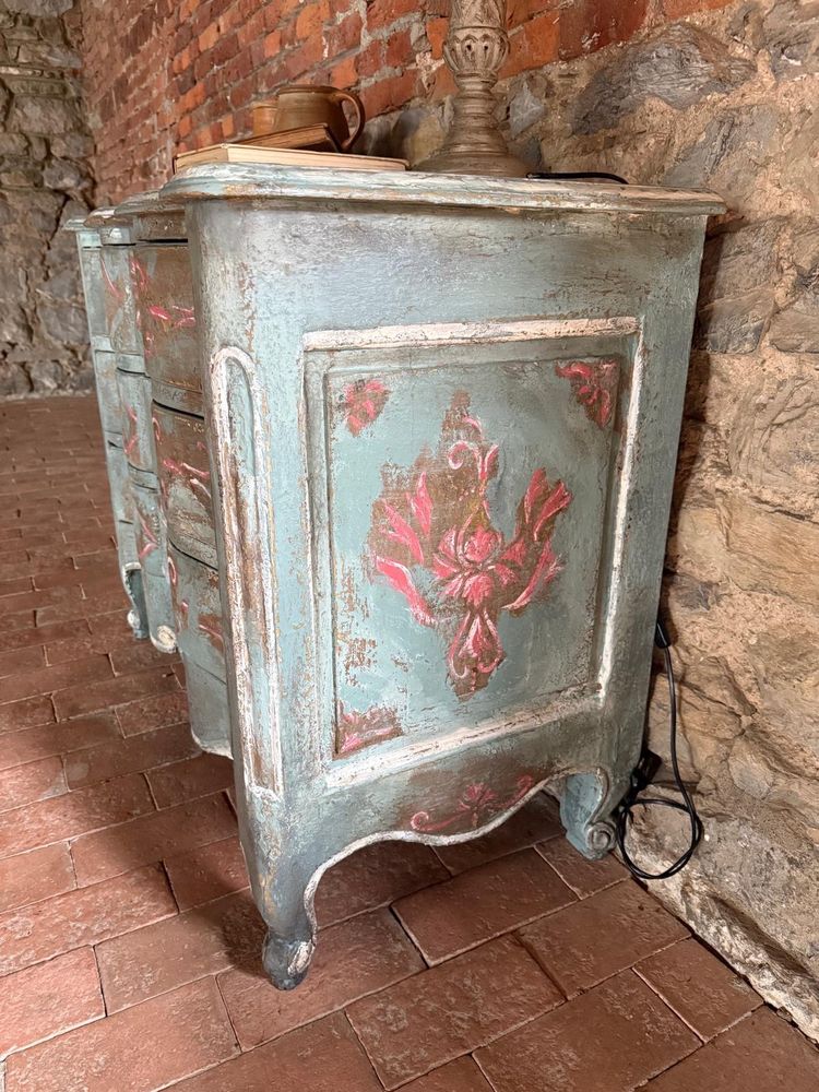 Commode galbée arbalète Louis XV des années 1900