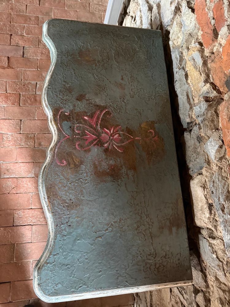 Commode galbée arbalète Louis XV des années 1900