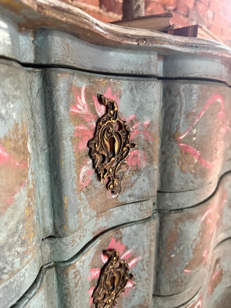 Commode galbée arbalète Louis XV des années 1900