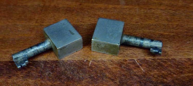 Importante bibliothèque époque Art Déco en loupe d'Amboine et acajou