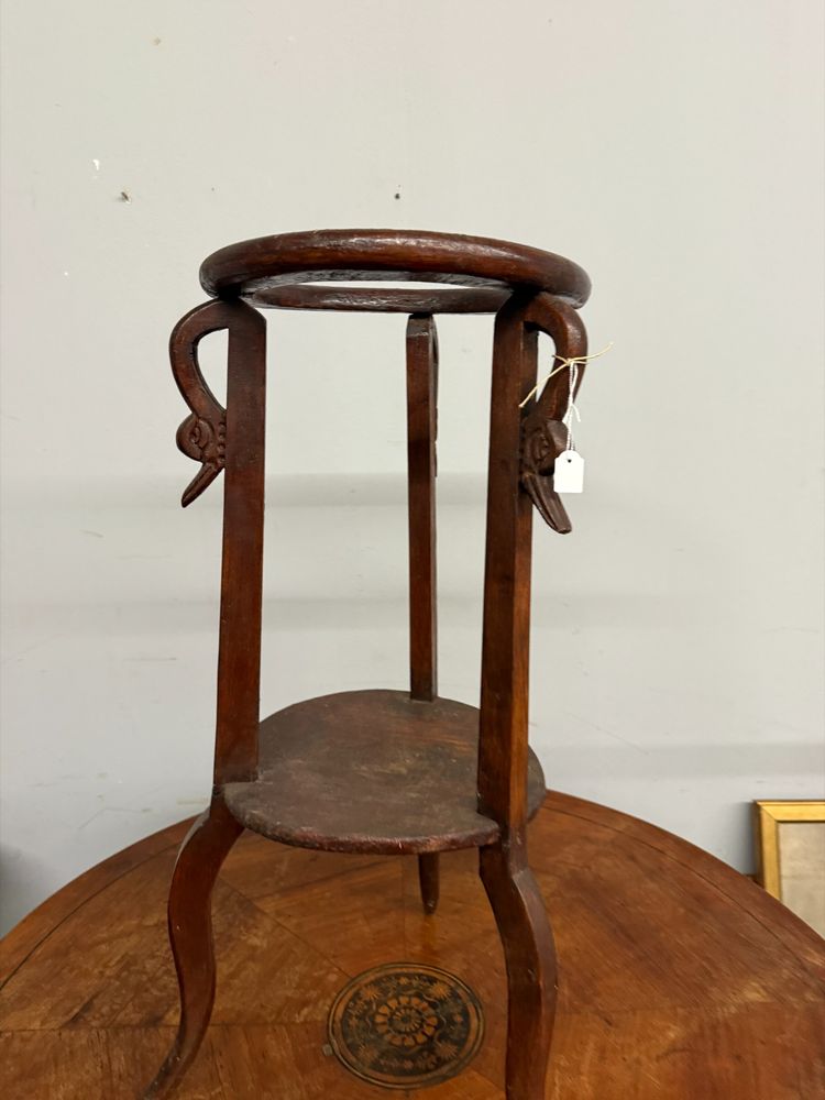 Antico portavano liberty in legno di castagno con cigni 1930, 74x30cm
